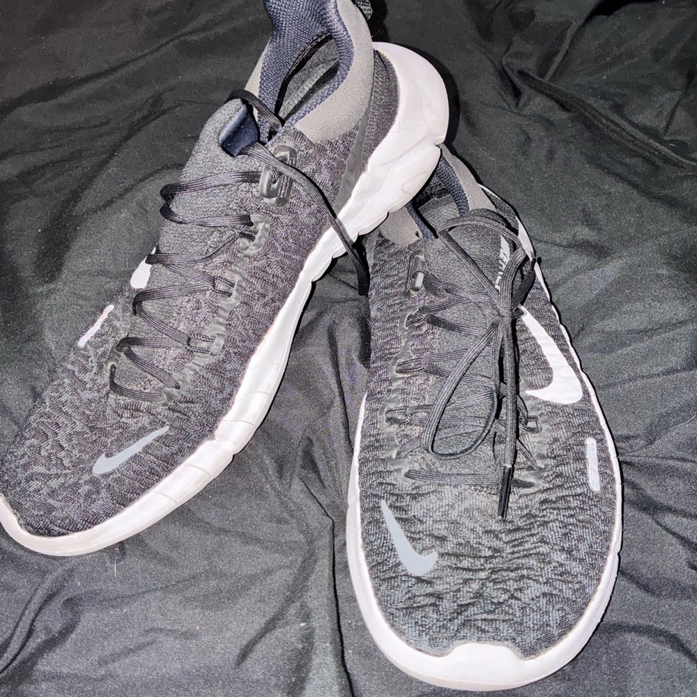 Nike Men's Black and White Athletic Shoes - Picture 2 of 6